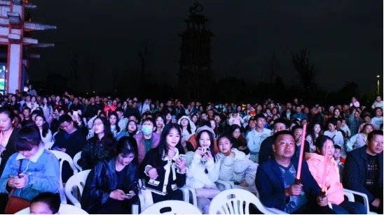 天河潭推出“奇幻黔城·流光溢彩夜天河”烟花光影水秀夜间主题活动