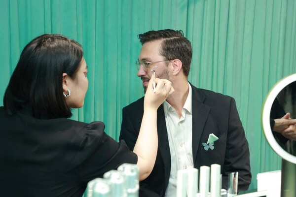 雅诗兰黛首次出手，投资周扬青美妆品牌CODEMINT纨素之肤