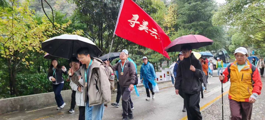 行走文脉心旅 寻美云岩咖香——多彩同心圆网络名人沙龙暨寻美云岩活动举行