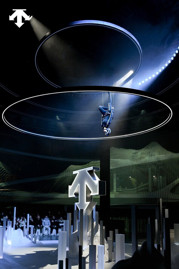 迪桑特「问顶未来」品牌大秀于北京华贸盛大举行 以一座"未来之城"开启专业运动新篇章