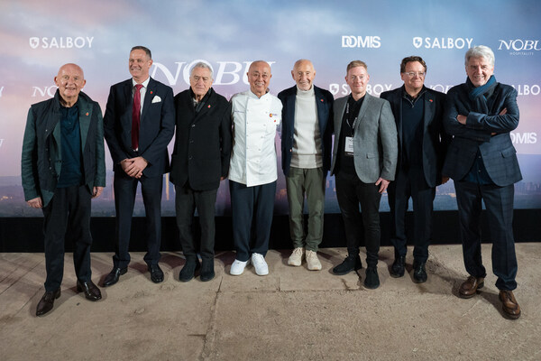 罗伯特•德尼罗（ Robert De Niro ）与萨尔博伊（ Salboy ）一起访问曼彻斯特，诺布曼彻斯特破土动工