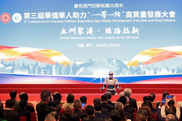 澳门回归26周年!奇瑞墨甲机器人担任全球盛会"AI运营官" 澳门回归26周年!奇瑞墨甲机器人担任全球盛会"AI运营官"