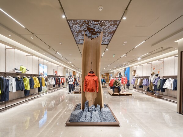 可隆KOLON KRAFT旗舰店启幕深圳万象城 品牌代言人刘诗诗现场首穿演绎「驭马迎风」新春限定系列