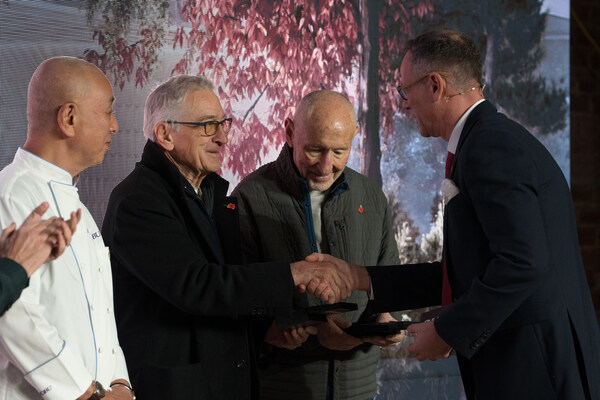 罗伯特•德尼罗（ Robert De Niro ）与萨尔博伊（ Salboy ）一起访问曼彻斯特，诺布曼彻斯特破土动工