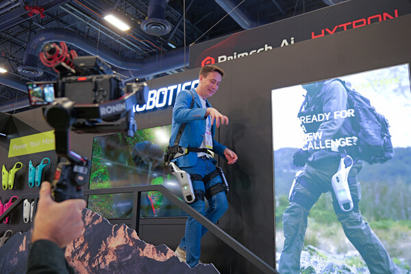 CES2026创新奖得主：傲鲨 VIATRIX海外首次亮相，引领外骨骼机器人走向日常