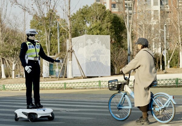 奇瑞墨甲机器人"芜优"智警R001正式上岗！