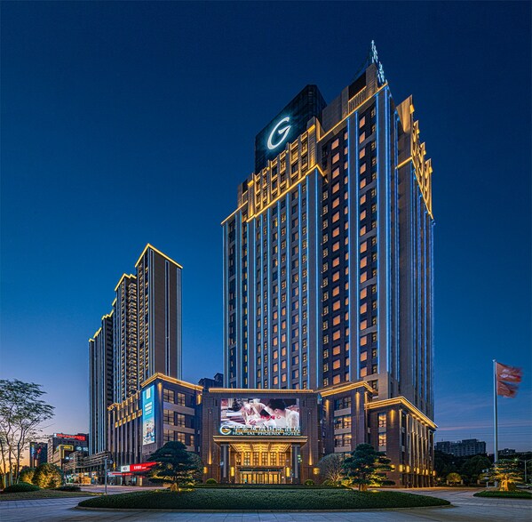 全场景服务铸标杆 温暖底色绘新篇 ---- 凤凰酒店提交2025年 "温情答卷" 全场景服务铸标杆 温暖底色绘新篇 ---- 凤凰酒店提交2025年 "温情答卷"