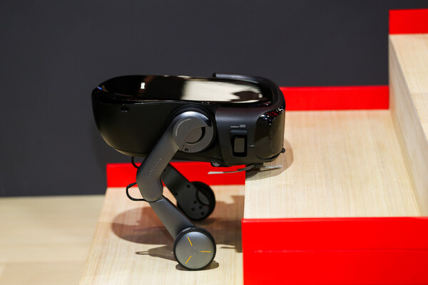 CES 2026：石头科技携手皇家马德里，全球首款能扫楼梯的扫地机器人亮相