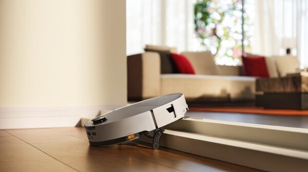 CES 2026：石头科技携手皇家马德里，全球首款能扫楼梯的扫地机器人亮相