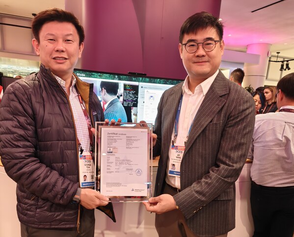 TÜV莱茵在CES为联想三款产品颁发认证证书,树立显示及智联生态领域新标杆 TÜV莱茵在CES为联想三款产品颁发认证证书,树立显示及智联生态领域新标杆