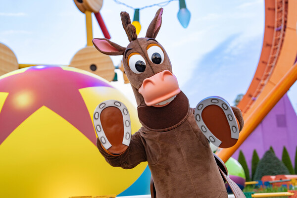 "马"上一起接奇妙，上海迪士尼度假区邀游客共庆马年新春