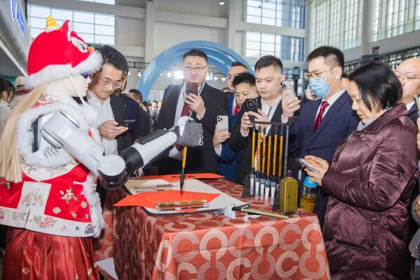 墨甲机器人家族亮相2026奇瑞Ai之夜，演绎多种场景应用