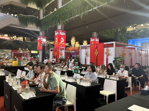 中国酒类流通协会主席团成员与 AWC 集团举行高层会晤