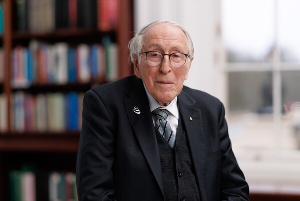 多通道人工耳蜗发明人----澳大利亚格雷姆•克拉克教授荣获2026年伊丽莎白女王工程奖！