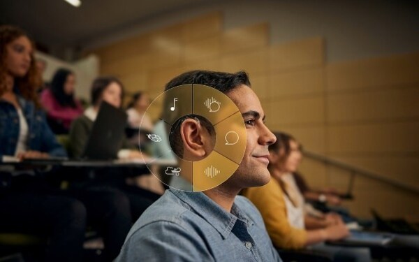 科利耳Nucleus™ 8声音处理器:听觉科技成就自信少年 科利耳Nucleus™ 8声音处理器:听觉科技成就自信少年