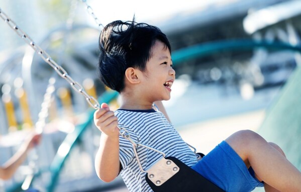 别让孩子在"声音的孤岛"默默长大：0-6岁听损儿童如何追上同龄人的"听觉"脚步