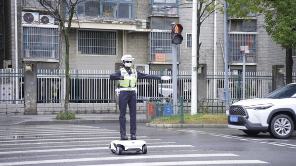 奇瑞墨甲交警机器人护航开学首日，"芜优"智警R009上岗校园护学岗