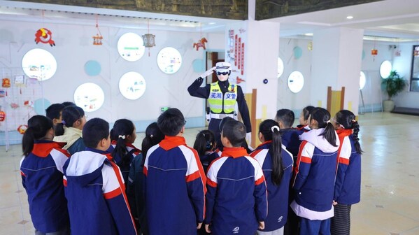 奇瑞墨甲交警机器人护航开学首日，"芜优"智警R009上岗校园护学岗