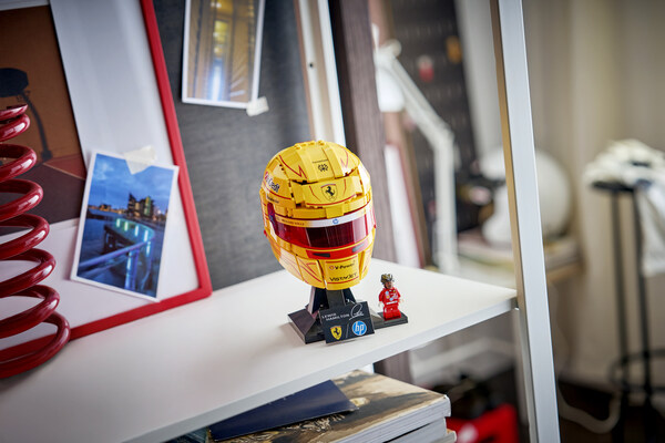 以乐高®风格开启新赛季：灵感源自法拉利HP车队车手夏尔•勒克莱尔与刘易斯•汉密尔顿的全新乐高头盔展示套装正式发布