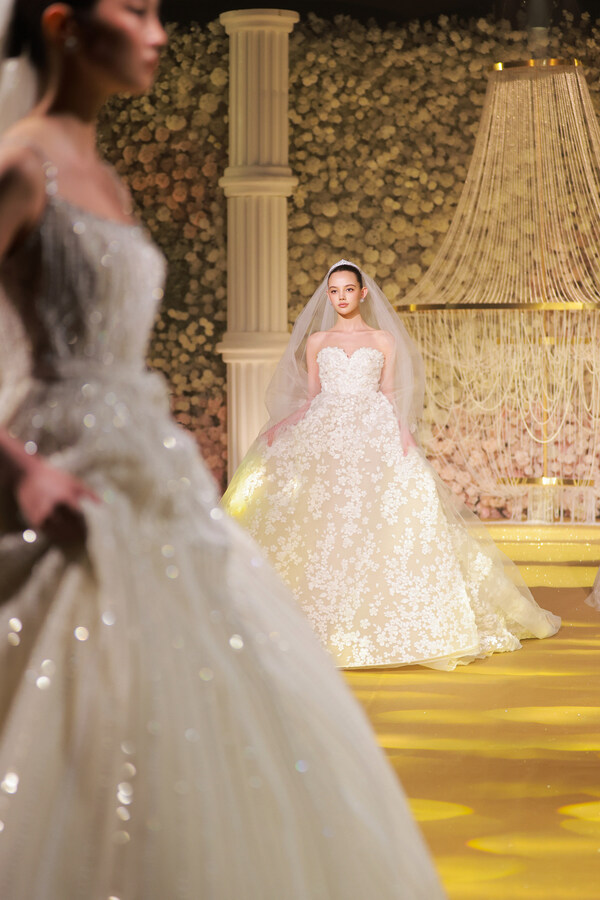 重庆尼依格罗酒店举行「时光圆舞曲」主题婚礼秀