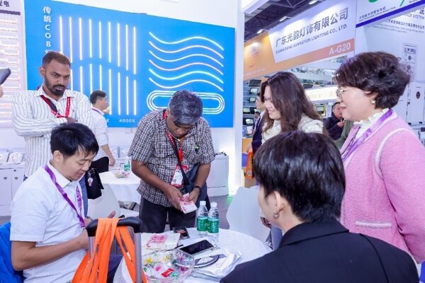 智能商贸 + 灯光探店 + 云游逛展，第34届古镇灯博会线上展会全面升级