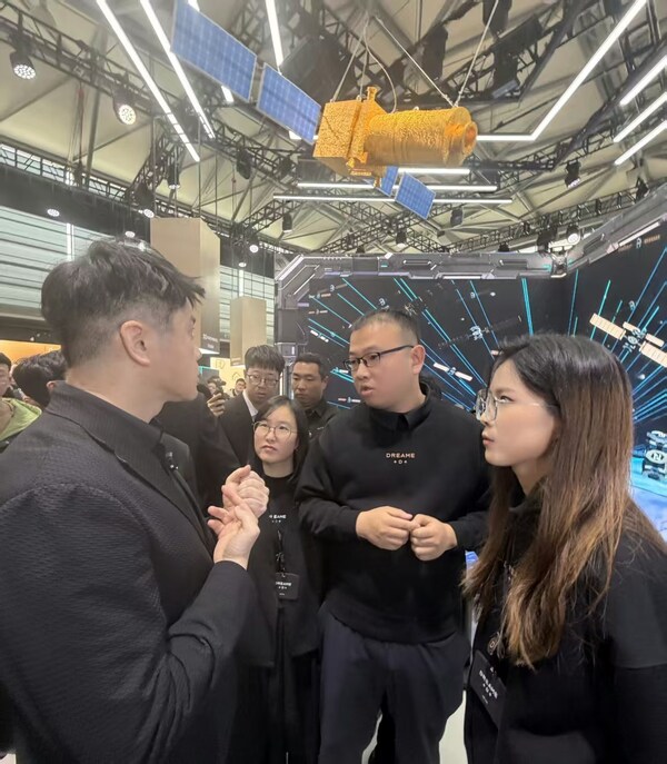 AWE 展台上的"星空野心"----奇点图谱如何承载俞浩的百万亿梦? AWE 展台上的"星空野心"----奇点图谱如何承载俞浩的百万亿梦?