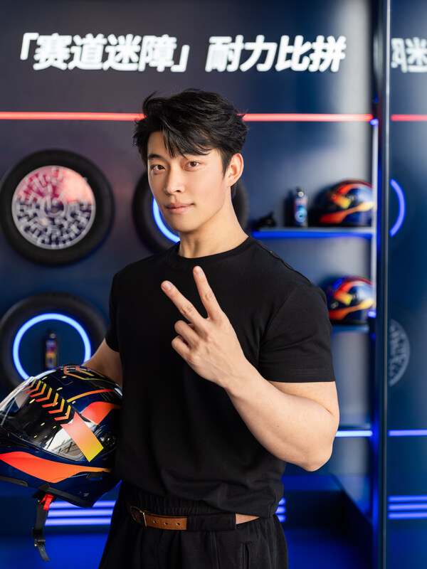 F1中国大奖赛期间,CLEAR清扬携手ORACLE红牛车队直面"头盔发"挑战 F1中国大奖赛期间,CLEAR清扬携手ORACLE红牛车队直面"头盔发"挑战