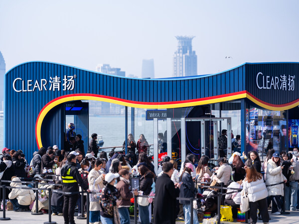 F1中国大奖赛期间,CLEAR清扬携手ORACLE红牛车队直面"头盔发"挑战 F1中国大奖赛期间,CLEAR清扬携手ORACLE红牛车队直面"头盔发"挑战