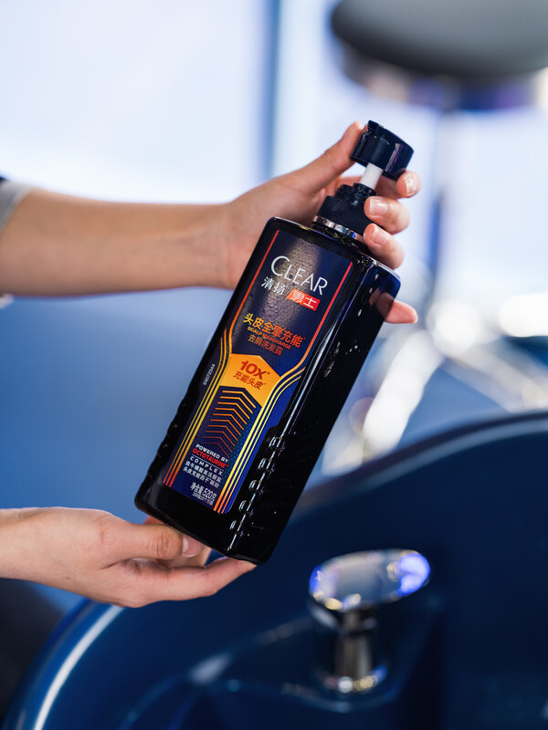 F1中国大奖赛期间,CLEAR清扬携手ORACLE红牛车队直面"头盔发"挑战 F1中国大奖赛期间,CLEAR清扬携手ORACLE红牛车队直面"头盔发"挑战