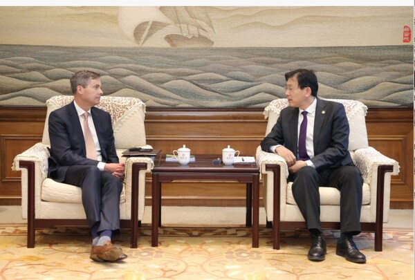 礼来CEO戴文睿到访清华 会见校长李路明 礼来CEO戴文睿到访清华 会见校长李路明