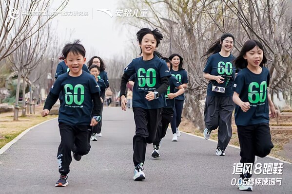 安踏儿童追风8跑鞋x百老汇《气体秀》，演绎0.05秒疾速透气