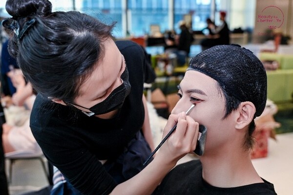 一支口红,一份新生:欧莱雅公益美妆培训助力女性以技成长 一支口红,一份新生:欧莱雅公益美妆培训助力女性以技成长