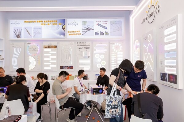 超24万人次 聚灯都，绘新篇：第34届古镇灯博会圆满收官