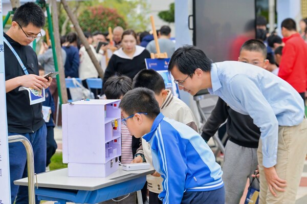 看见真实世界 智创美好未来：华师希平双语学校第四届科技节点亮青少年创新梦想