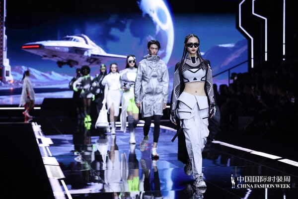 特步 "昼・夜" 概念秀:以昼夜为序,定义都市女性未来运动新美学 特步 "昼・夜" 概念秀:以昼夜为序,定义都市女性未来运动新美学