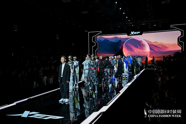 特步 "昼・夜" 概念秀:以昼夜为序,定义都市女性未来运动新美学 特步 "昼・夜" 概念秀:以昼夜为序,定义都市女性未来运动新美学