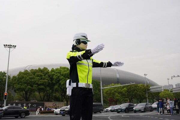苏超开赛：墨甲交警机器人上岗常州，护航揭幕战