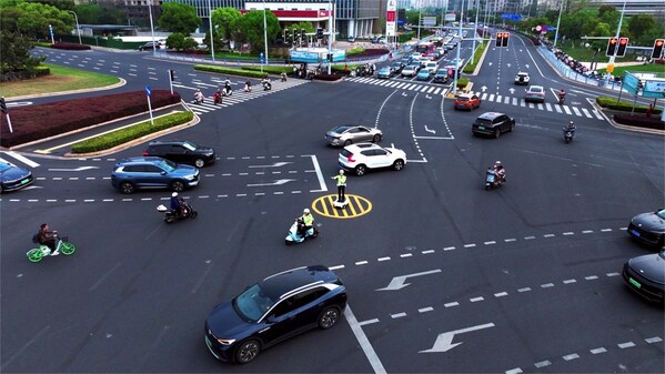 苏超开赛：墨甲交警机器人上岗常州，护航揭幕战