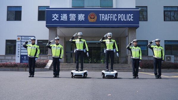苏超开赛：墨甲交警机器人上岗常州，护航揭幕战
