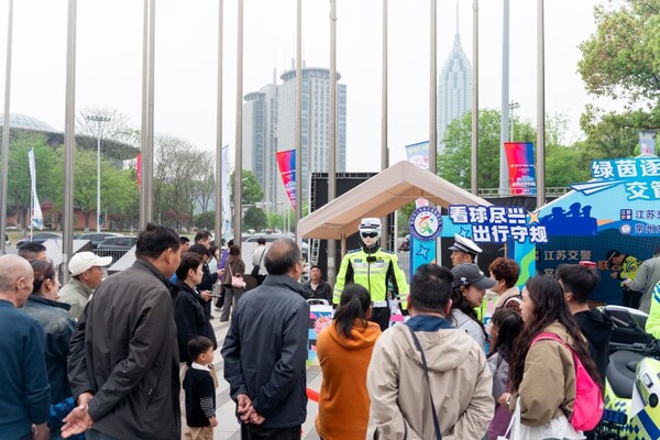 苏超开赛：墨甲交警机器人上岗常州，护航揭幕战