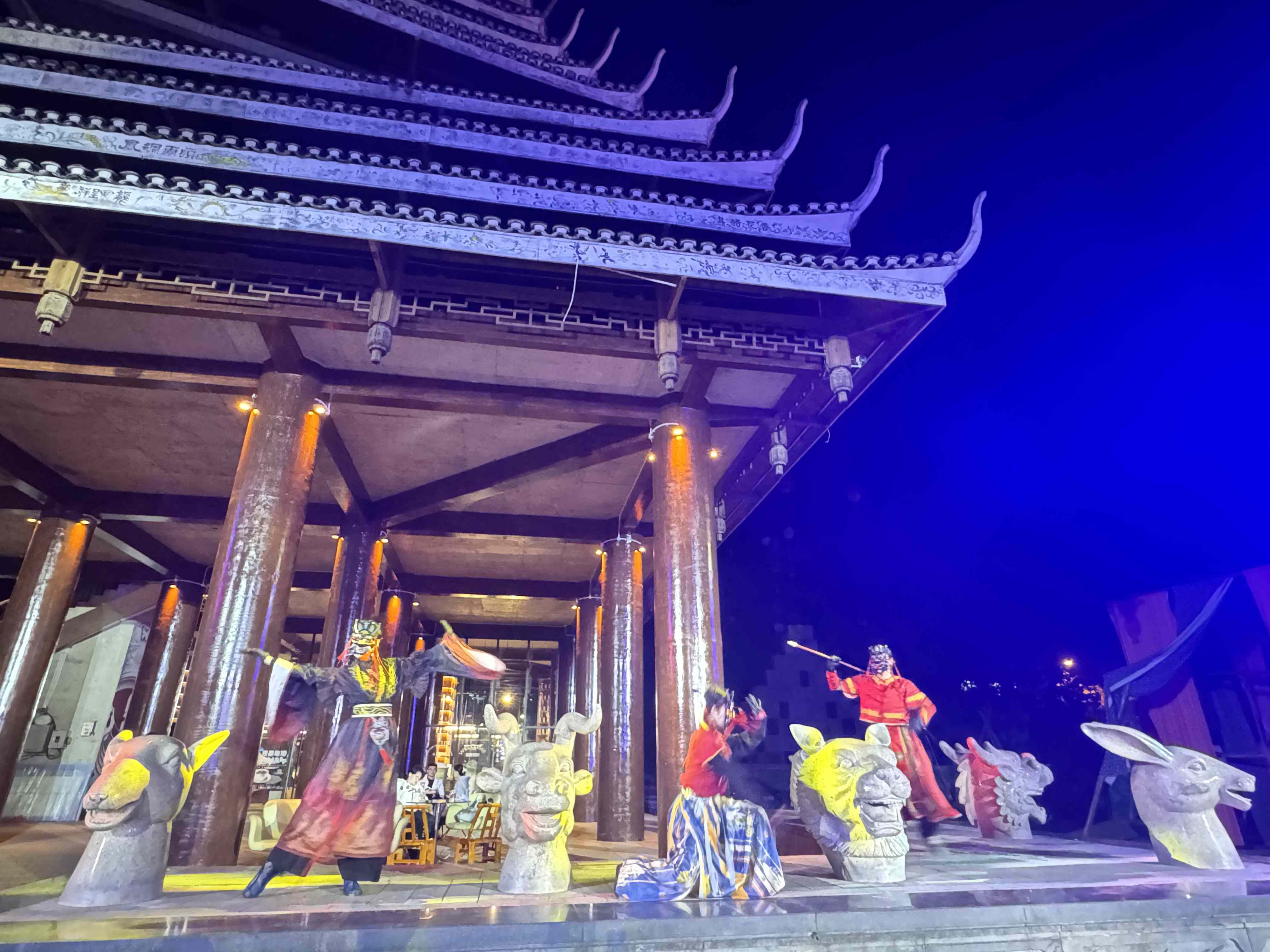 千年傩戏焕新生 城市秘境嗨不停 ——《爽爽贵阳嗨翻天・苗疆秘境狂欢节》盛大启幕