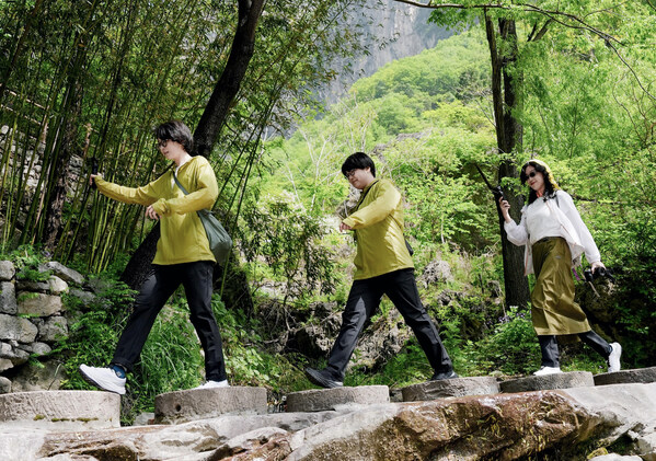 安踏携手中国国家地理举办徒步活动 倡导大众轻松走向户外