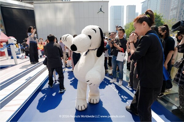 半世纪经典惊艳焕新 史努比家族亮相成都