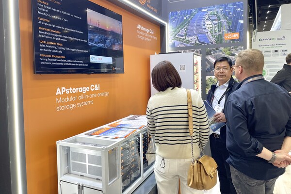 直击英国光储展丨昱能科技工商储产品亮相，深化欧洲市场布局