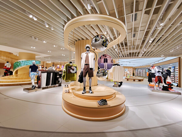 安踏成都春熙路ARENA竞技场店正式开业，打造城市运动文化新地标