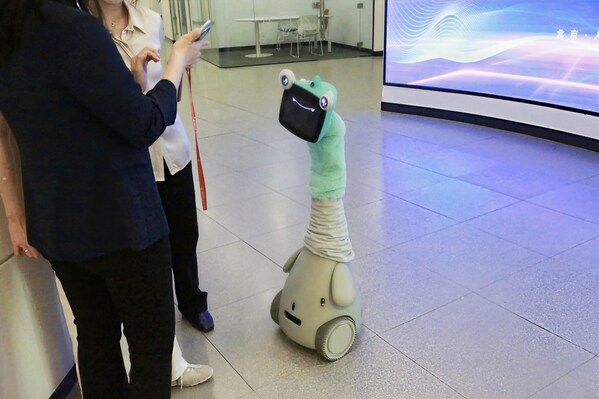 会畅科技OlloBot开辟赛博宠物新赛道 以情感连接重新定义家庭陪伴机器人
