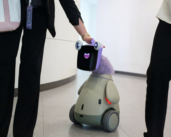 会畅科技OlloBot开辟赛博宠物新赛道 以情感连接重新定义家庭陪伴机器人