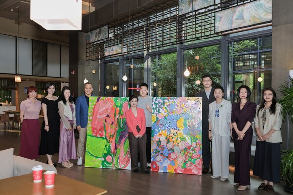 点亮行动公益计划"遇见光"系列画展•流动美术馆在南京绿发美高梅美荟酒店温情启幕