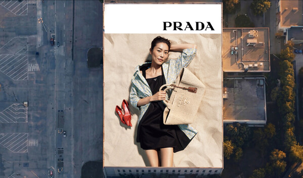 PRADA 4000㎡巨幅新作登临上海虹桥公务机楼FBO｜刘雯演绎 Prada Jardiniere手袋广告 中国首发