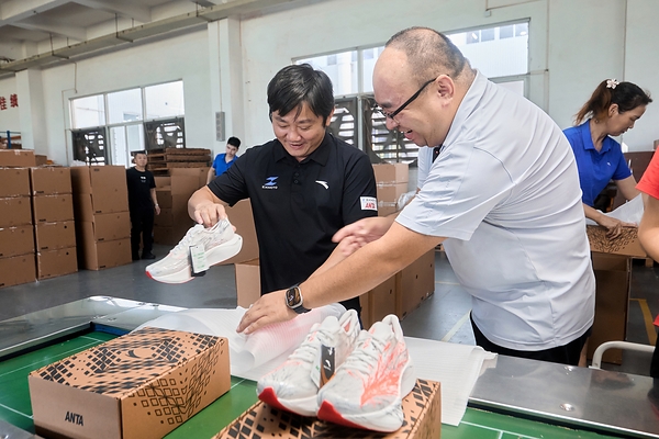 张雪机车深入探访安踏晋江总部 以创新与匠心共绘中国制造的品牌底色 张雪机车深入探访安踏晋江总部 以创新与匠心共绘中国制造的品牌底色